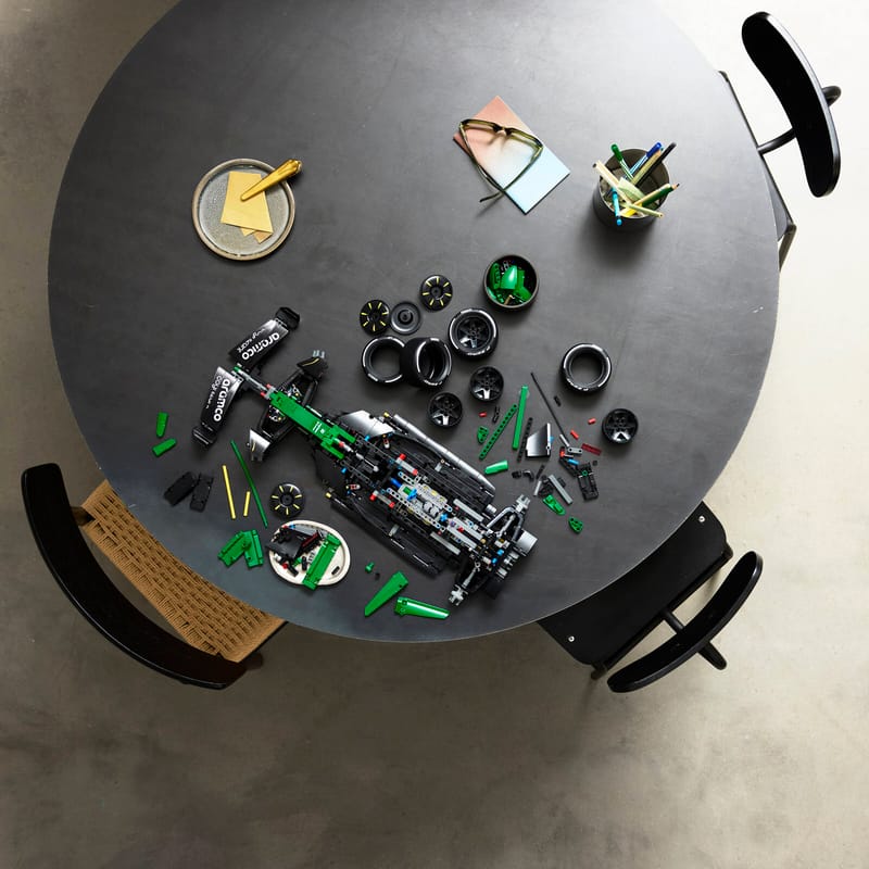Aston Martin Aramco AMR25 F1 Car LEGO Technic 42240 3 Aston Martin Aramco AMR25 F1 Car LEGO Technic 42240