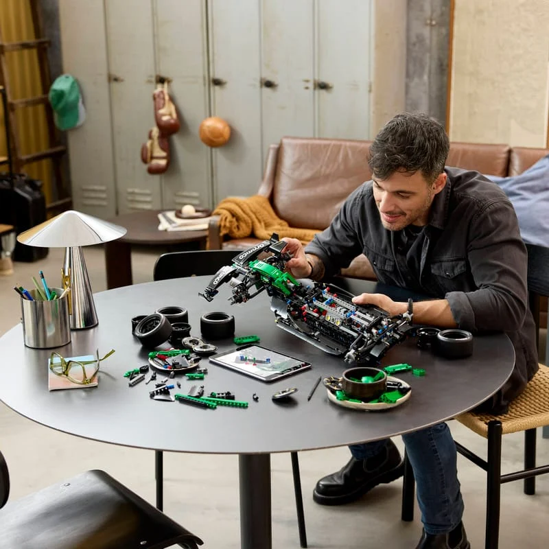 Aston Martin Aramco AMR25 F1 Car LEGO Technic 42240 4 Aston Martin Aramco AMR25 F1 Car LEGO Technic 42240