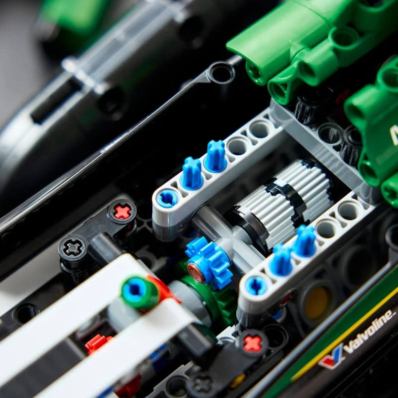 Aston Martin Aramco AMR25 F1 Car LEGO Technic 42240 5 Aston Martin Aramco AMR25 F1 Car LEGO Technic 42240
