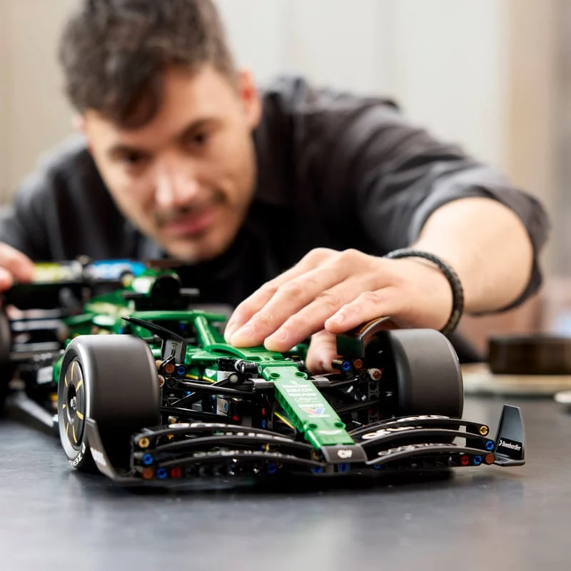 Aston Martin Aramco AMR25 F1 Car LEGO Technic 42240 6 Aston Martin Aramco AMR25 F1 Car LEGO Technic 42240